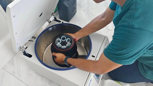 Seorang pelanggan Thailand membeli Centrifuge Cenlen 2050 untuk pelleting sel mikroba (sedimentasi)