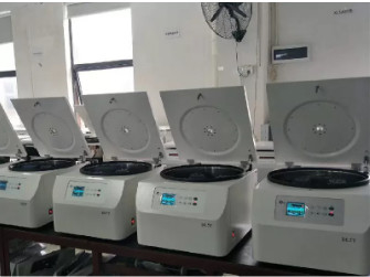 Harga yang bagus 4000rpm Swing Out Rotor Floor Standing Extractor Centrifuge Untuk Ekstraksi Minyak on line